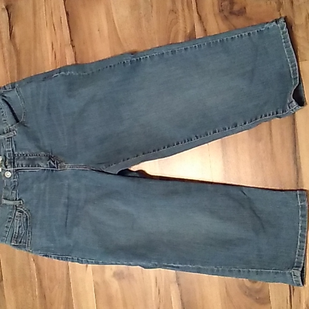 Levi's Perfectly slimming capris